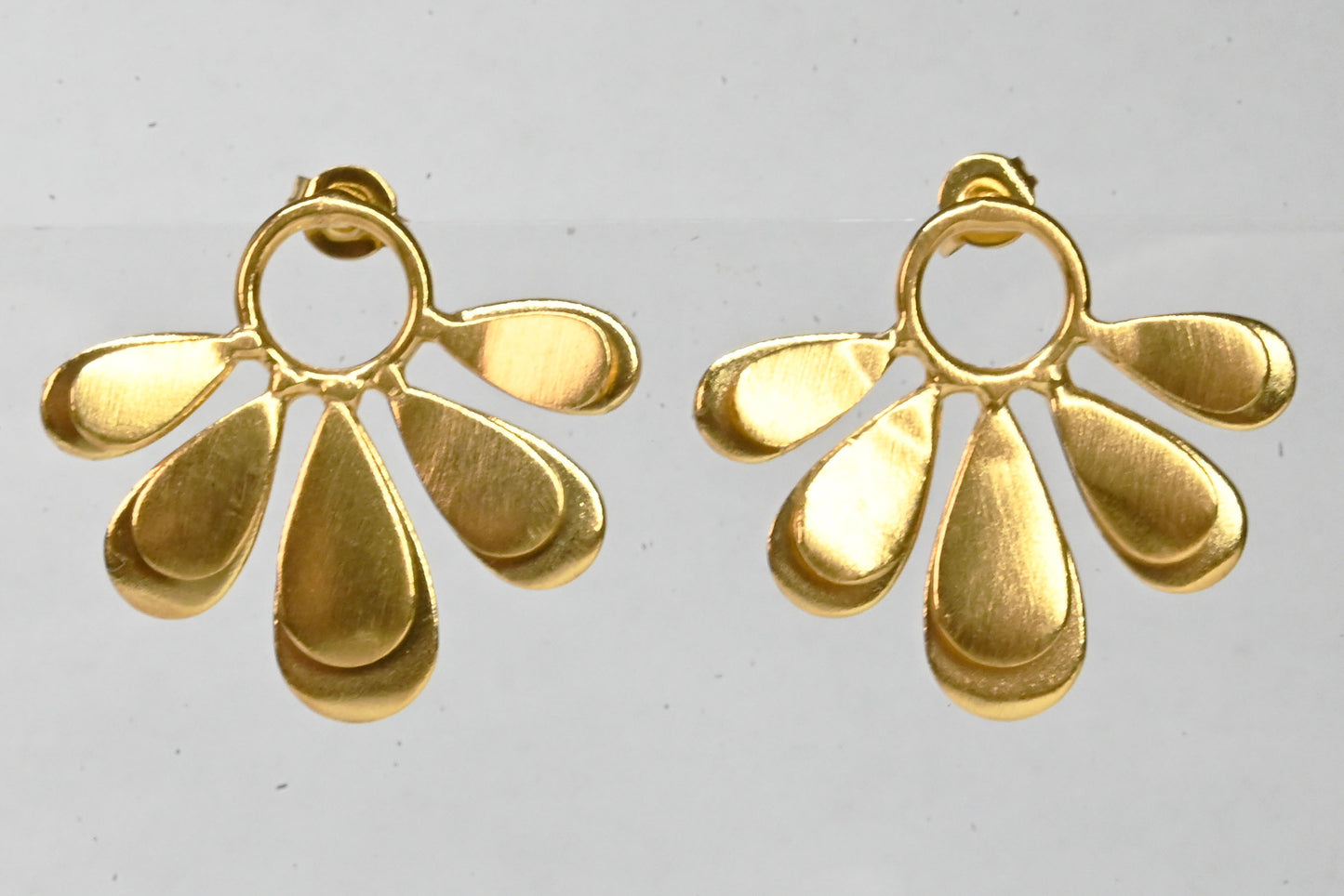 Small Euro Gold Daisy Stud Earrings B30b