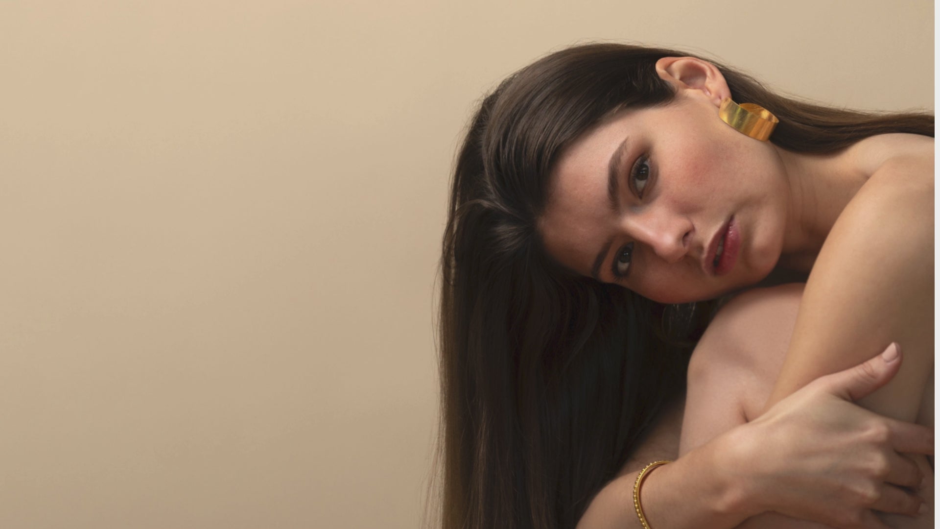 Load video: Shimmering gold with gems in sublime designs for spring